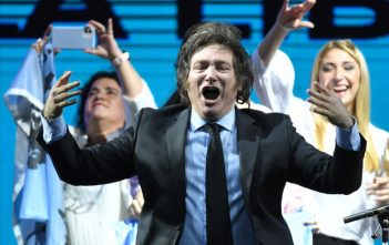 DURA CRÍTICA AL ACTO DE MILEI