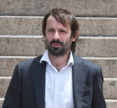AUSTERIDAD EN PRIMERA FILA