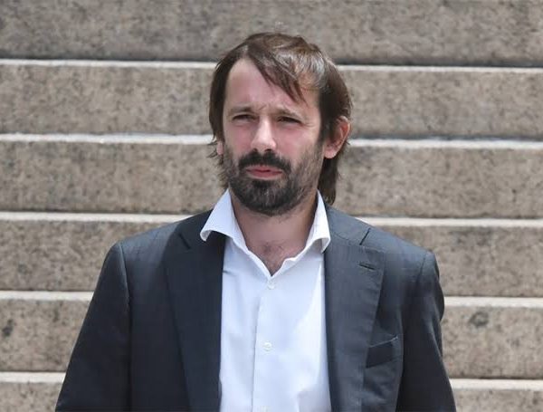 AUSTERIDAD EN PRIMERA FILA